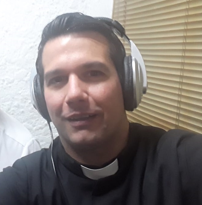 Entrevista en España al P. Javier Olivera Ravasi