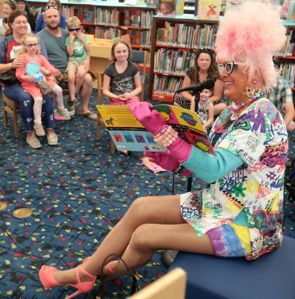 El zorro en el gallinero: un bujarrón a solas con los niños