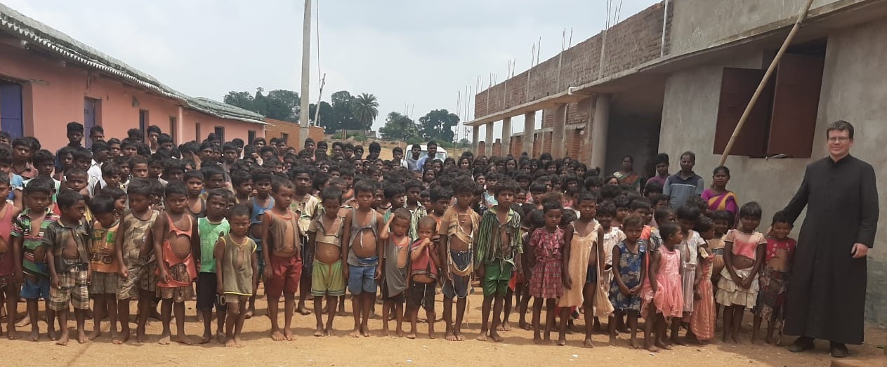 Comen ratas y adoran piedras. Padre Federico Highton, SE, en la India