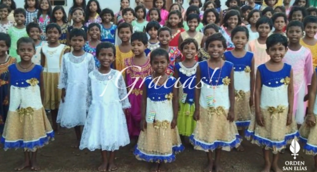 Todavía adoran piedras, todavía comen ratas, pero hay quienes ayudan