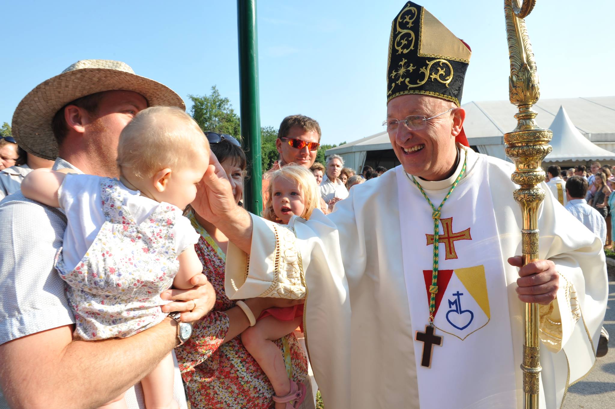 Obispo pide apertura de templos. Mons. Dominique Rey
