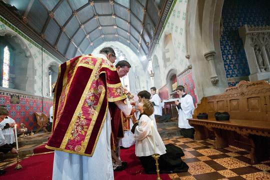 Sacerdote y misa tradicional. Entrevista al P. Heenan, de la Fraternidad Sacerdotal San Pedro