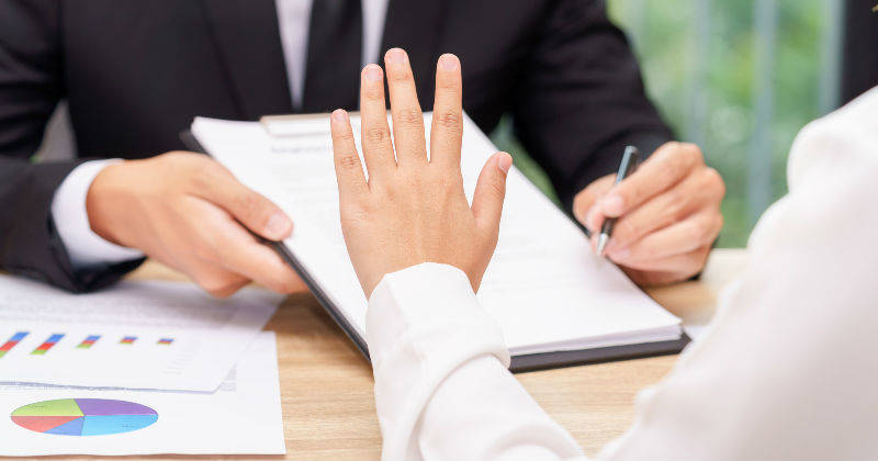 Obispo es cesado por defender la objeción de conciencia ante vacunas contra COVID