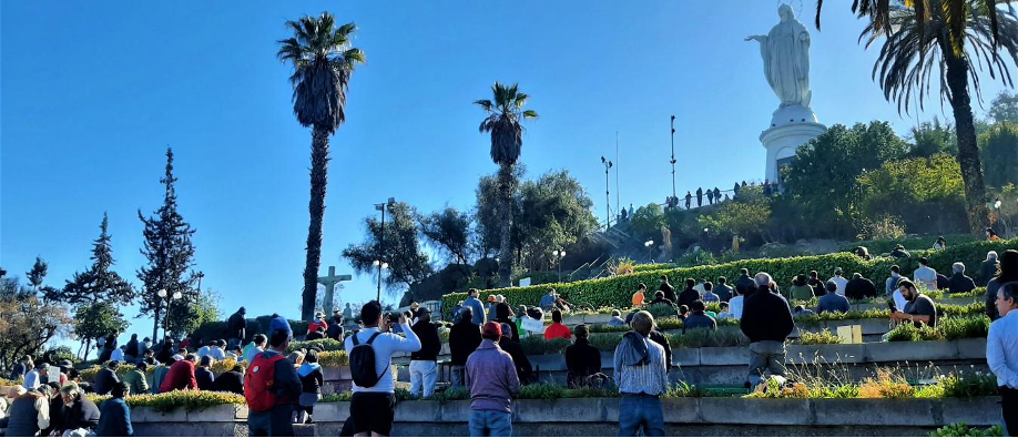Rosario de hombres en Chile congrega cientos de peregrinos en el cerro San Cristóbal