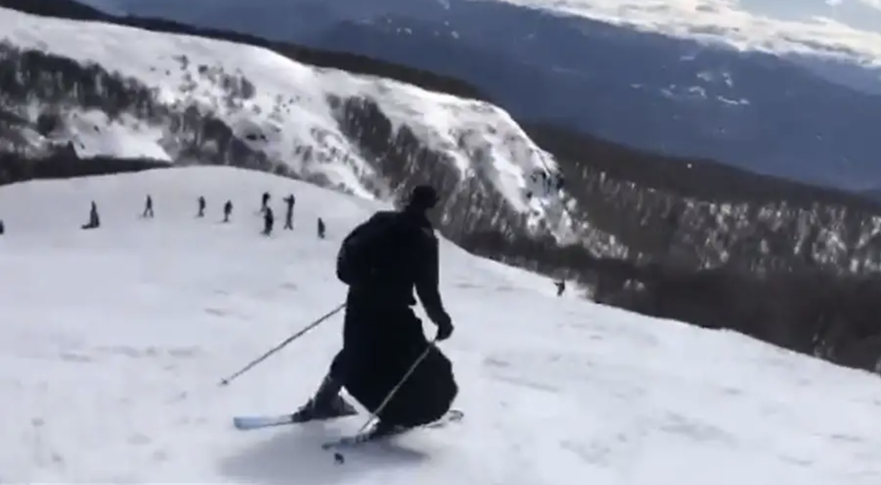 ¿Un cura esquiando con sotana? “El testimonio que uno puede dar es inmenso”