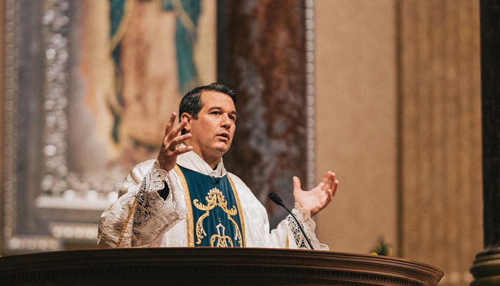 El catolicismo en Estados Unidos y el mundo: entrevista con un sacerdote y teólogo argentino