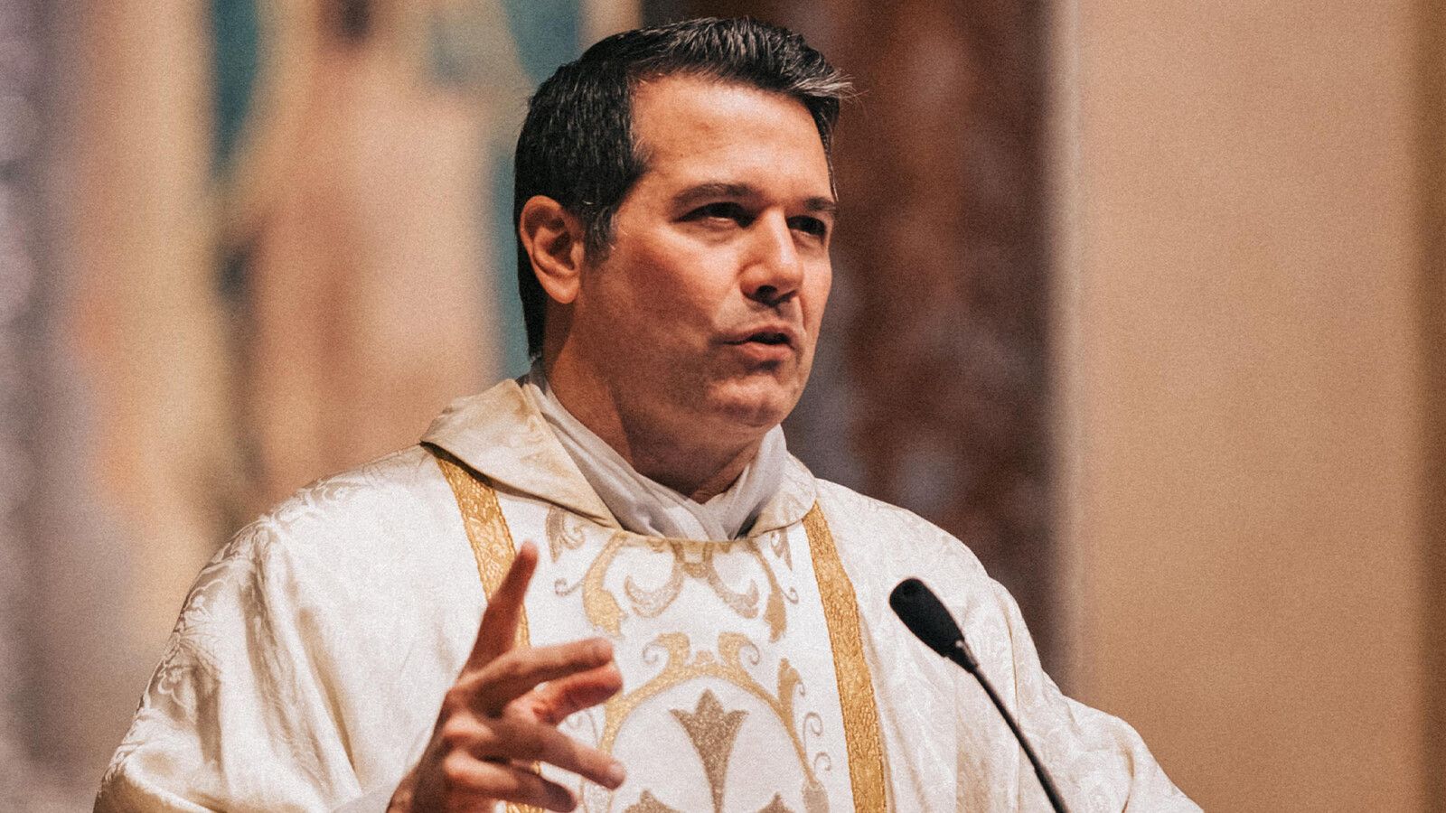 El Padre Olivera Ravasi critica la cultura woke como “la nueva inquisición del siglo XXI”